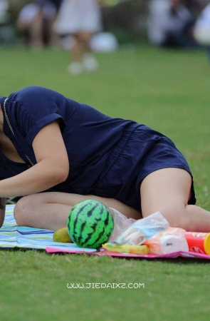 公园草地上的美腿美眉