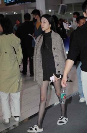 【街拍心灵】大长腿黑丝拖鞋街拍小姐姐