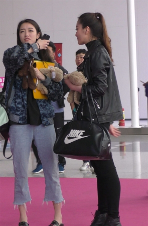 黑色紧身皮衣皮裤极品靓妹