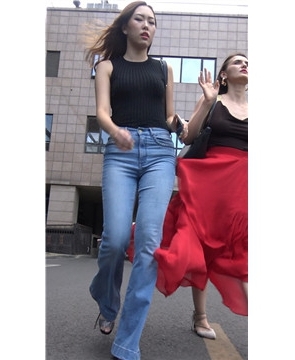 4k超清，街拍丰臀性感大长腿喇叭蓝牛气质女神[954 MB]