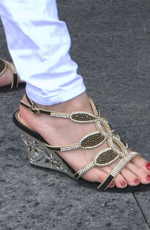 白裤美女、精细凉鞋