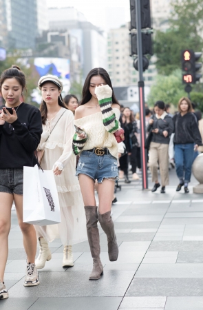 灰色长靴小姐姐