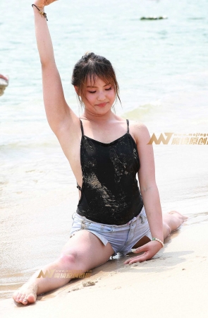 沙滩甜美女友，一字马 III