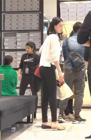 鞋店试鞋子的黑色装扮的气质女神