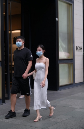 性感白色吊带裙