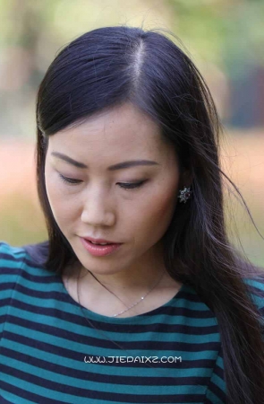 草地上偶遇好身材性感女郎