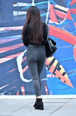 热情大方牛仔裤美女