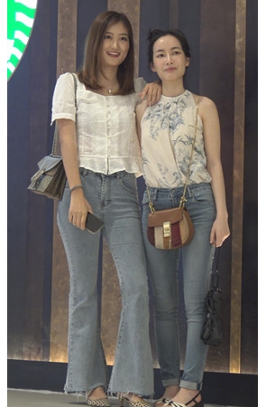 紧身牛仔长裤美女