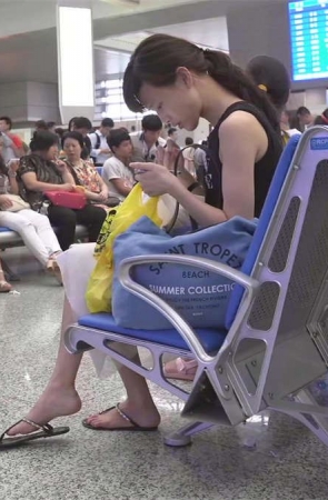 若真是候车时看到如此美脚，我估计得误点了