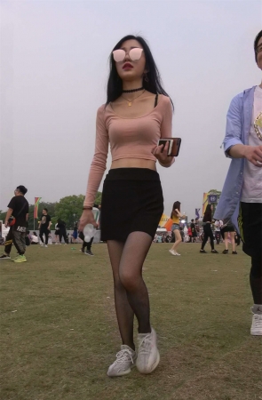 紧身短T黑丝短裙小蛮腰美女