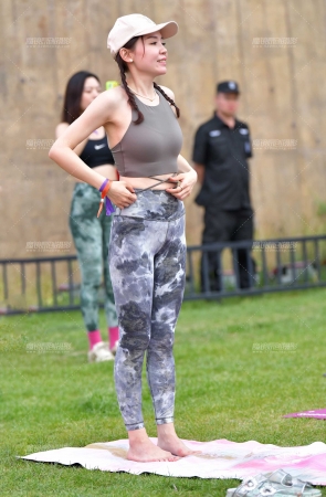 甜美水墨瑜伽裤美女