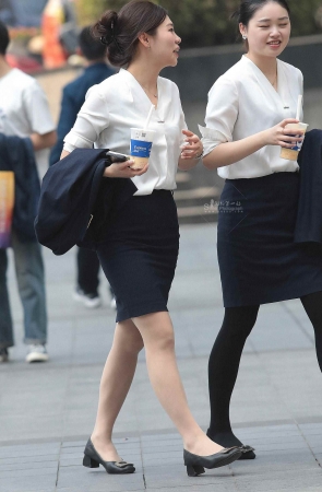 诱惑肉丝街拍OL