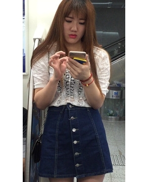 地铁偶遇大红唇美女，超文静甜美。