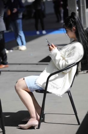 【街拍心灵】偶遇车展礼仪小姐姐街拍肉丝高跟脱鞋歇歇