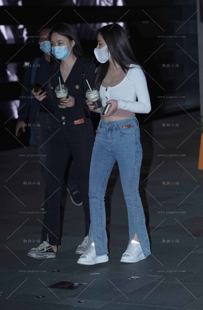 蓝色牛仔裤气质小姐姐