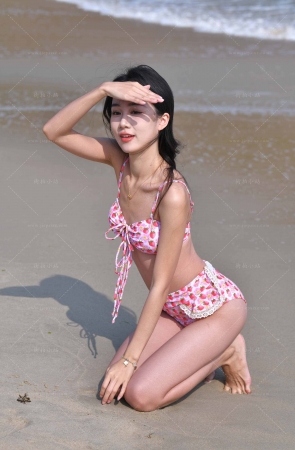 清甜可口，草莓比基尼美女