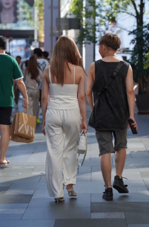 白裤吊带小姐姐