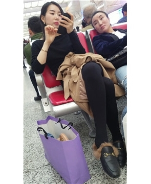 4k-候车室拍摄美腿丝袜打底裤清新女神姐姐