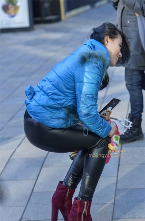 紧绷皮裤包裹出魅力大长腿红（2016-12-1-12P）左手倒影