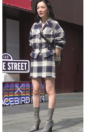 大耳环卷发小姐姐[1.05G/MP4]