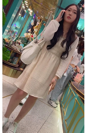 漂亮的连衣裙美女