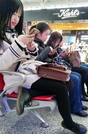 车站候车的黑色丝袜细腿长发美眉