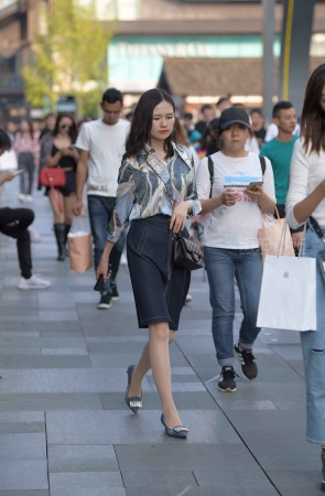 街拍肉色丝袜高跟美女