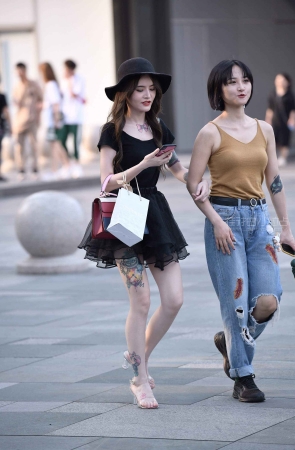 纹身应该是贴上去的吧。