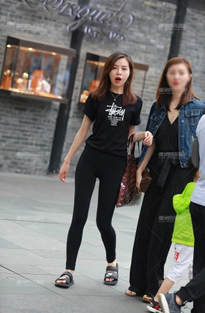 身材比例真好，圆润的美臀