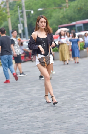 长腿高跟热裤美女