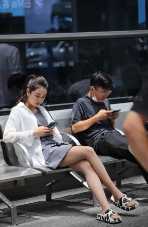 【街拍心灵】礼仪小姐姐下班街拍高跟换穿拖鞋肉丝哇塞