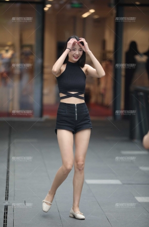 人群中养眼的长腿闺蜜