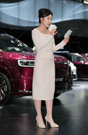 优雅韵味的展会主持人