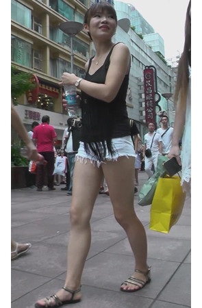 商场里的白色热裤月牙小妹