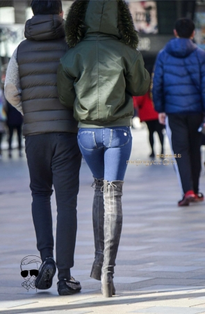 紧绷牛仔彰显美腿魅力{2017-2-5-20P}