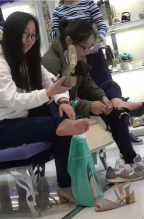 眼镜妹对这双米色鞋很满意 [455 MB]