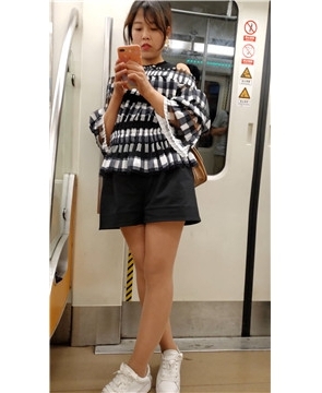 美女小妞站了下终于找到座位了 [562 MB/mp4]