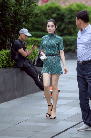 绿色短裙气质美女
