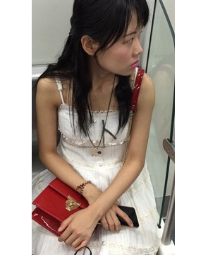 地铁上拍摄两位可爱清纯小清新妹子。