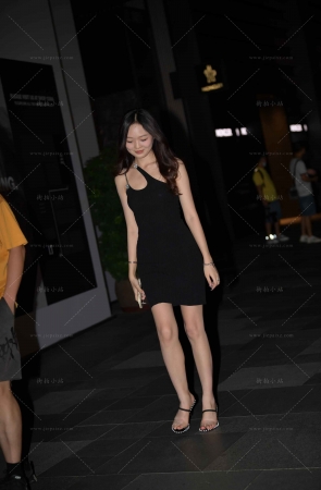 夜拍黑色裙美腿女神