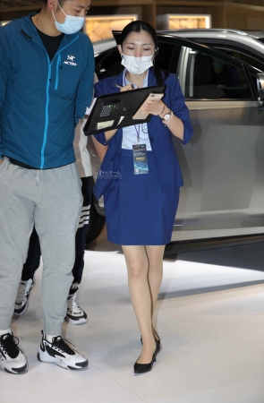 【街拍心灵】雷克萨斯汽车销shou肉丝街拍高跟