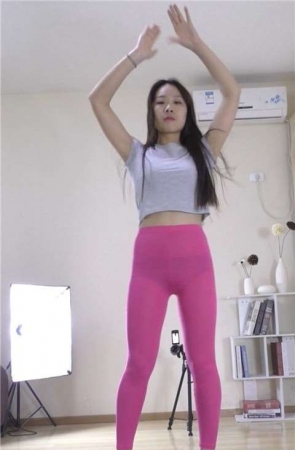 粉色紧身裤模拍美女 [457 MB]