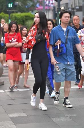 塑身连体服的小姐姐~比较罕见吧