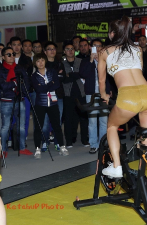 骑运动单车的美女姿态好美