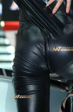 黑色紧身皮衣女郎
