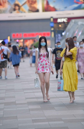 街拍花花群气质美女