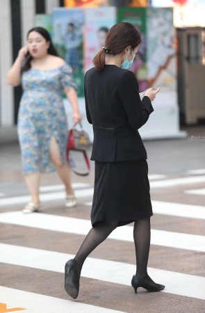 街拍黑丝高跟OL