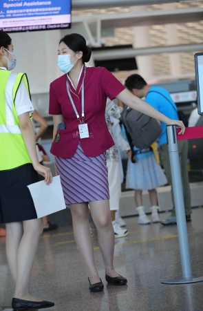 【街拍心灵】空姐肉丝制服街拍美腿