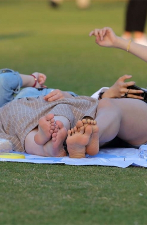 No1674 少女双姝，两双洁白的天然素足躺倒了，摆齐了给你看 第2套