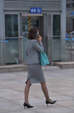 街拍黑丝制服白领丽人